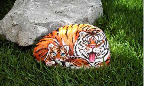 Mẹ con nhà hổ được vẽ trên đá.