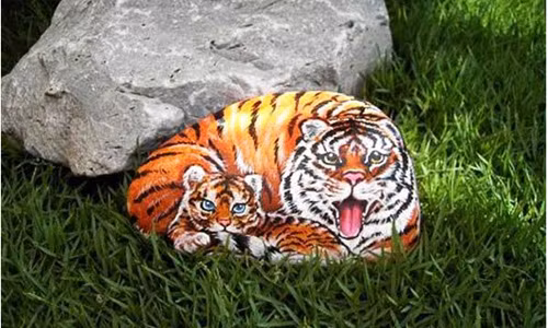 Mẹ con nhà hổ được vẽ trên đá.