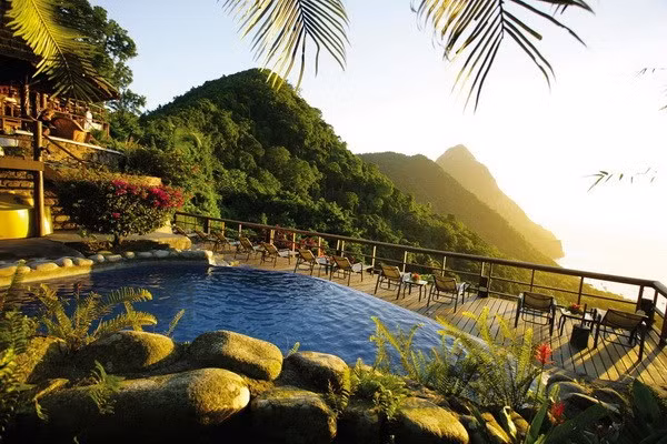 Ladera - St. Lucia: Toàn bộ phía tây của khu nghỉ mát Ladera có 37 biệt thự và phòng căn hộ, đều là không gian mở. Mỗi phòng ở đây đều có view trông dãy núi Piton và biển Caribbean cực kỳ đẹp.