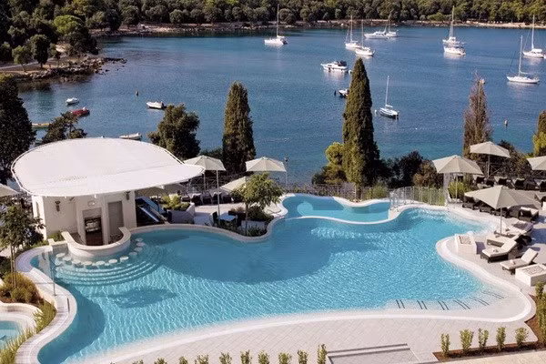 Khách sạn Monte Mulini - Rovinj, Croatia: Tất cả 113 phòng tại Monte Mulini đều có view tuyệt đẹp nhìn ra vịnh Lone và Golden Rat hay là biển Adriatic. Khách sạn này nằm trong một vịnh nhỏ yên tĩnh, gần thị trấn Rovinj của Croatia. Monte Mulini nổi tiếng và là một trong những khách sạn sang trọng và tinh tế nhất của đất nước này.