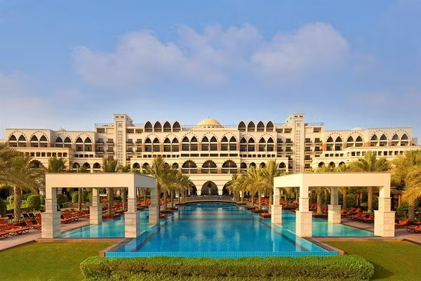 Jumeirah Zabeel Saray - Dubai, UAE: Nằm trên hòn đảo nhân tạo nổi tiếng Palma, khách sạn này mang đến tầm nhìn ra vùng biển tuyệt đẹp từ các phòng.