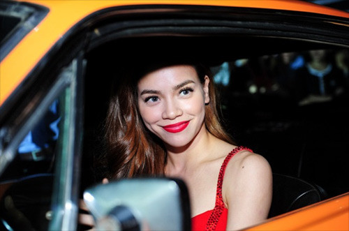 Bà mẹ một con mỉm cười tươi tắn khi nhận được sự ủng hộ nồng nhiệt từ khán giả trẻ.