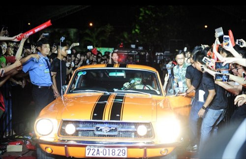 Đặc biệt, thay vì bước ra từ phía sau hậu trường như những ca sỹ khác, bà mẹ một con đã lái xe sang tiến về phía sân khấu trong sự hò reo, cổ vũ cuồng nhiệt của hơn 7.000 khán giả có mặt.