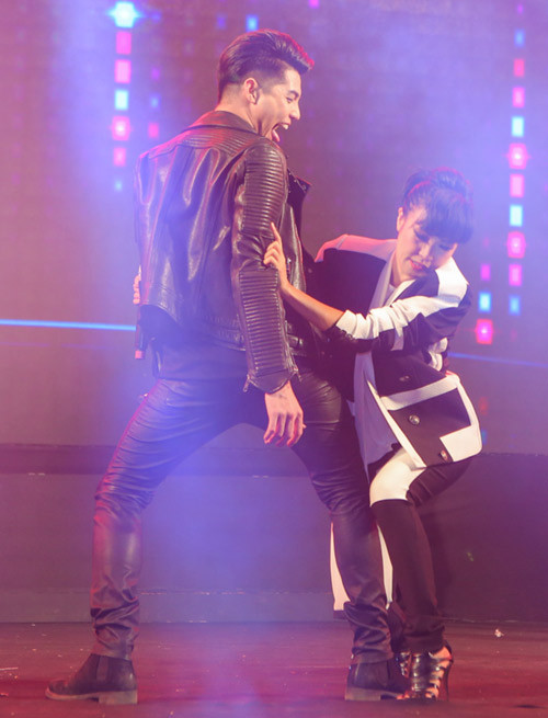 Ngoài ra, sự xuất hiện của Phương Thanh trong hình tượng... giả trai khiến không ít khán giả bất ngờ, thích thú. Thậm chí, chị Chanh cũng không ngần ngại thể hiện những động tác ôm ấp, vuốt ve thân thiết cùng đàn em trên sân khấu.