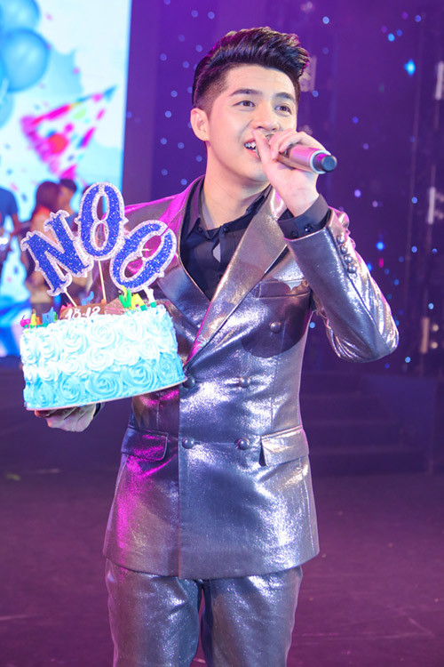 Được biết, trước đó 2 ngày, Noo Phước Thịnh đã trải qua cơn sốt cao khiến anh phờ phạc, không đủ sức để nhảy và hát. Thế nhưng trong đêm diễn vừa qua, nam ca sỹ chia sẻ, anh rất hạnh phúc khi nhận được tình yêu và sự ủng hộ từ hàng ngàn người hâm mộ nên đã nỗ lực lấy lại tinh thần và hát rất khỏe, nhảy cực sung suốt nhiều tiếng đồng hồ mà không có dấu hiệu đuối sức.