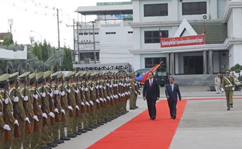 Bo truong Tran Dai Quang tham va lam viec tai CHDCND Lao