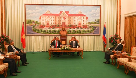 Bo truong Tran Dai Quang tham va lam viec tai CHDCND Lao-Hinh-2