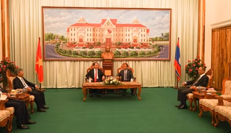 Bo truong Tran Dai Quang tham va lam viec tai CHDCND Lao-Hinh-2