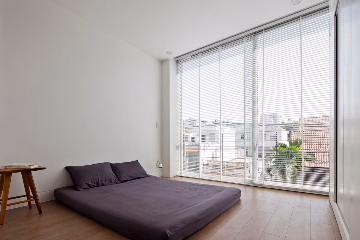 Các phòng ngủ trong nhà được thiết kế với cửa sổ lớn để đón ánh sáng tự nhiên đến từng phòng và phòng tắm.