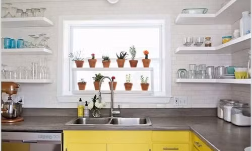 Xếp những chậu cây nhỏ xinh lên bệ cửa sổ cũng đủ làm cho không gian tươi mới mát mẻ.