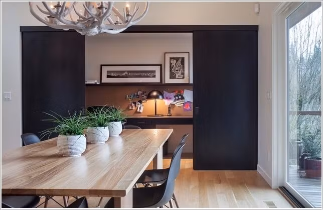 Những chậu cây xanh nho nhỏ trên bàn ăn sẽ giúp không gian ăn uống thêm phần gần gũi với thiên nhiên.