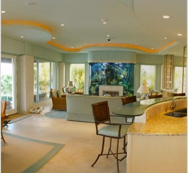 Phòng khách ấn tượng hơn với bếp sưởi bể cá.