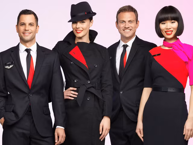 Trong năm 2014, hãng hàng không Qantas (Australia) ra mắt một bộ đồng phục tiếp viên mới do Nhà thiết kế Martin Grant (Pháp) thiết kế. Bộ đồng phục này vẫn đang được các tiếp viên của hãng sử dụng.
