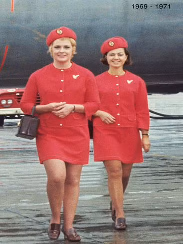 Đến thời điểm năm 1969-1971, bộ đồng phục của hãng được sửa đổi với váy ngắn hơn và màu sắc rực rỡ hơn.