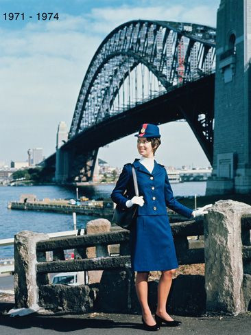 Cùng với chiếc mũ đội đầu, đây là trang phục của các tiếp viên hàng không Qantas những năm đầu thập niên 70.