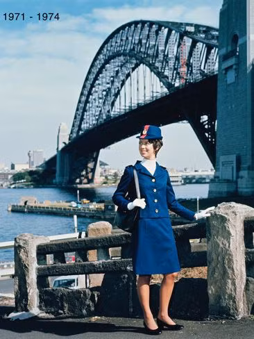 Cùng với chiếc mũ đội đầu, đây là trang phục của các tiếp viên hàng không Qantas những năm đầu thập niên 70.