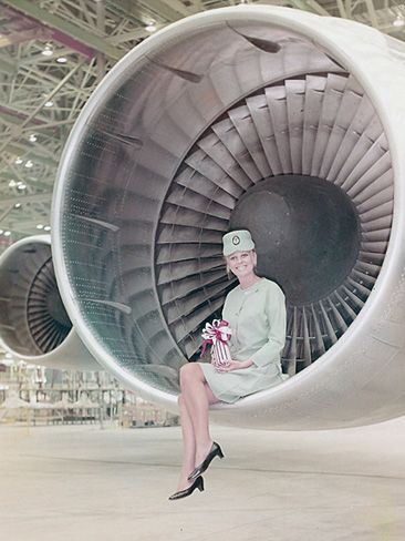 Một tiếp viên Qantas tạo dáng trong bộ đồng phục vào những năm 1970.