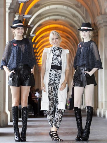 Nhà thiết kế Kit Willow (giữa) đã ký hợp đồng thiết kế đồng phục cho các nữ cổ vũ viên của Qantas tại giải đua xe F1 Australia năm 2010.