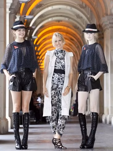 Nhà thiết kế Kit Willow (giữa) đã ký hợp đồng thiết kế đồng phục cho các nữ cổ vũ viên của Qantas tại giải đua xe F1 Australia năm 2010.