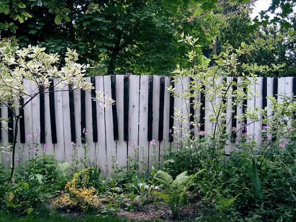 Bạn cũng có thể trang trí hàng rào thành những phím đàn piano dễ thương.