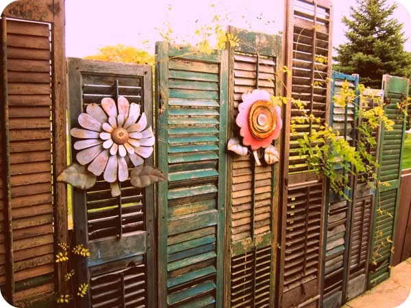 Tường rào đặc biệt từ những cánh cửa cũ.