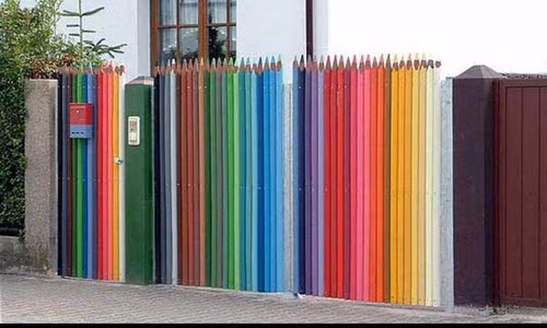 Một cách sơn hàng rào giống như cây bút chì màu nổi bật.