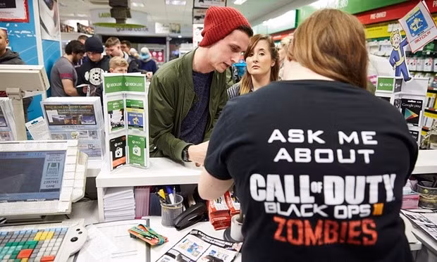 Nhân viên thanh toán của cửa hàng bán đồ chơi ở Arndale Centre, Manchester (Mỹ) phải làm việc hết công suất để phục vụ một lượng khách đông đột biến.