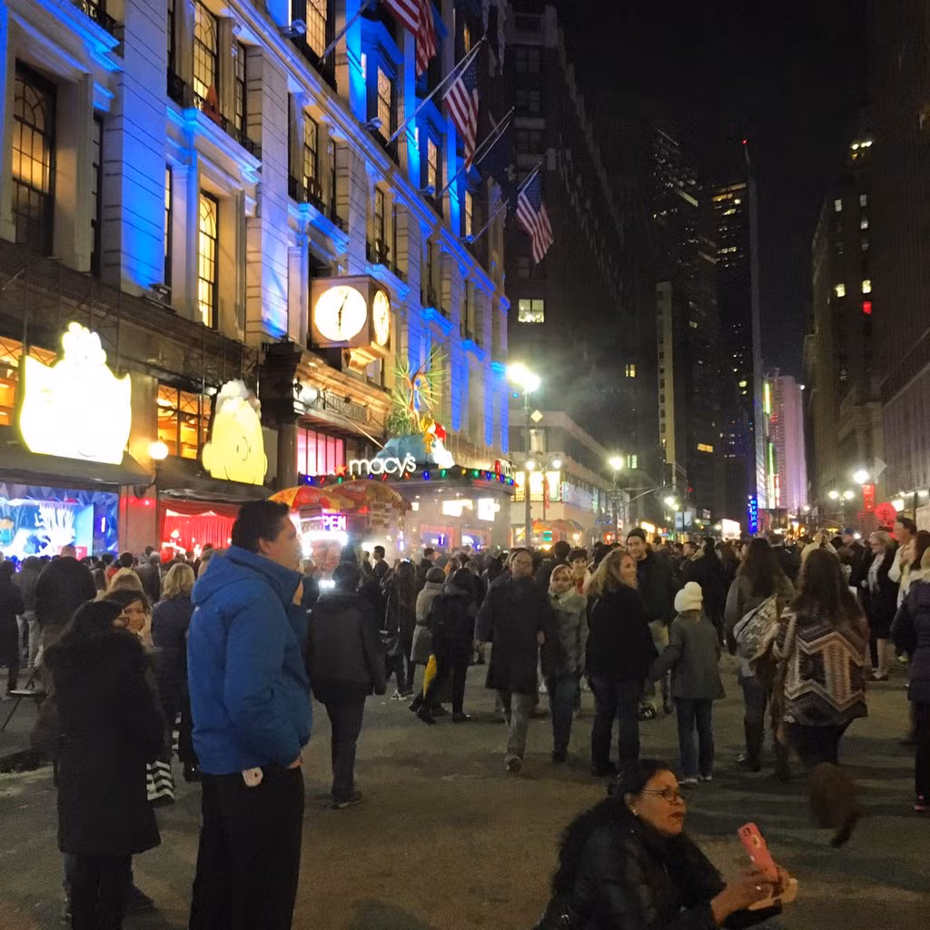 Dòng người đông đảo đổ về trước cửa siêu thị Macy's tại New York.