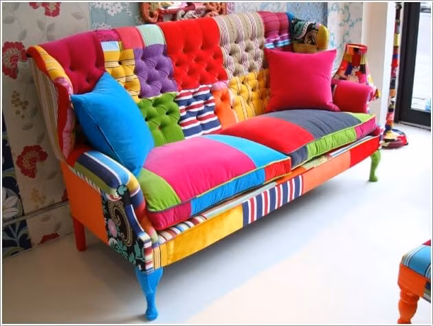 Chiếc ghế độc đáo với màu sắc sặc sỡ khiến không gian phòng khách nổi bật hơn bao giờ hết.