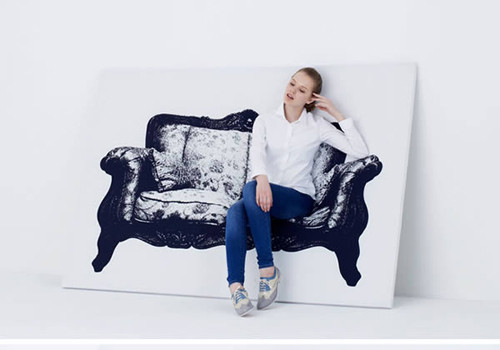 Ghế ngồi ẩn Canvas – mẫu ghế ngồi có thể đặt dựa tường: Đây là một thiết kế bằng vải bạt, được in hình một chiếc ghế, sáng tạo bởi YOY – một studio thiết kế tại Nhật Bản, chuyên tạo ra những vật dụng nội thất kỳ lạ và độc đáo. Chiếc ghế Canvas thật sự nổi bật và gây ấn tượng mạnh mẽ đối với bất kỳ ai chiêm ngưỡng nó.