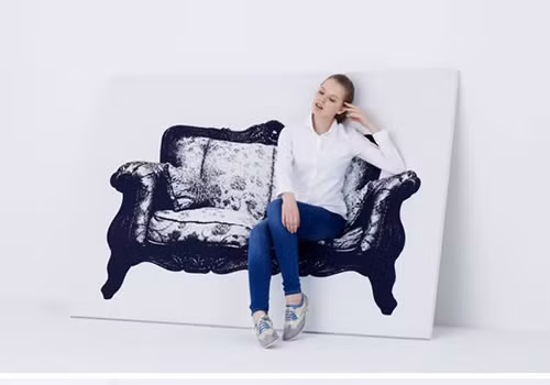 Ghế ngồi ẩn Canvas – mẫu ghế ngồi có thể đặt dựa tường: Đây là một thiết kế bằng vải bạt, được in hình một chiếc ghế, sáng tạo bởi YOY – một studio thiết kế tại Nhật Bản, chuyên tạo ra những vật dụng nội thất kỳ lạ và độc đáo. Chiếc ghế Canvas thật sự nổi bật và gây ấn tượng mạnh mẽ đối với bất kỳ ai chiêm ngưỡng nó.