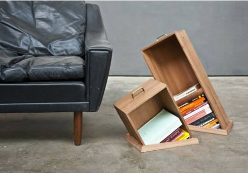 Kệ sách Optical Illusion: Món đồ nội thất kỳ quặc này được gọi là Hole in the Wall (hố trong tường), tạo ra ảo tưởng rằng những ngăn kéo được mở rộng sâu vào sàn nhà. Tuy nhiên, kệ sách này hoàn toàn có thể di chuyển dễ dàng.