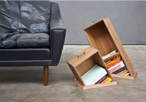 Kệ sách Optical Illusion: Món đồ nội thất kỳ quặc này được gọi là Hole in the Wall (hố trong tường), tạo ra ảo tưởng rằng những ngăn kéo được mở rộng sâu vào sàn nhà. Tuy nhiên, kệ sách này hoàn toàn có thể di chuyển dễ dàng.