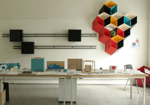 Kệ đồ màu mè Optical Illusion: Kệ đựng đồ độc đáo này được thiết kế bởi Bjørn Jørund Blikstad, một nhà thiết kế đồ nội thất từ The Oslo National Academy of the Arts.