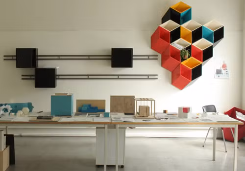 Kệ đồ màu mè Optical Illusion: Kệ đựng đồ độc đáo này được thiết kế bởi Bjørn Jørund Blikstad, một nhà thiết kế đồ nội thất từ The Oslo National Academy of the Arts.