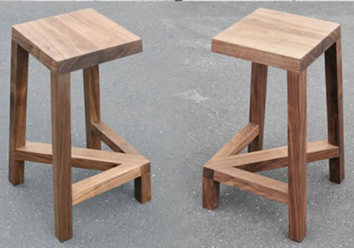 Ghế cụt chân: Nhà thiết kế nội thất người Úc Josh Carmody gây ấn tượng với sản phẩm ghế 3 chân.