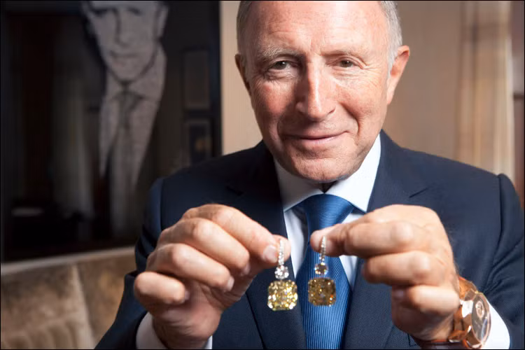 4. Laurence Graff, 78 tuổi: Tỷ phú người Anh Laurence Graff là người sáng lập của tập đoàn kim cương Graff Diamonds, nổi tiếng với những viên đá quý hiếm và khổng lồ. Graff khởi nghiệp từ một người học việc tại tiệm đồ trang sức nho nhỏ ở tuổi 15. Với kinh nghiệm làm việc tại các cửa hàng đồ trang sức, ông bắt đầu thiết kế và bán các thiết kế của mình một cách độc lập. Đến năm 1960, ông thành lập thương hiệu kim cương sang trọng Graff hiện có 35 cửa hàng trên toàn thế giới.