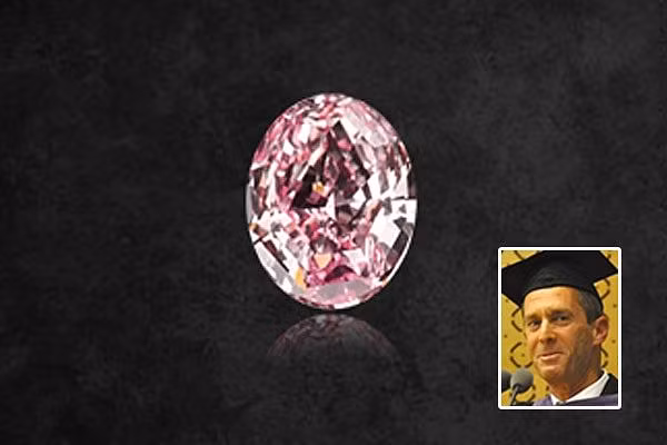 2. Beny Steinmetz, 60 tuổi với khối tài sản 5,8 tỷ USD: Beny Steinmetz là “ông trùm” kim cương gốc Israel, người được thừa kế Tập đoàn kim cương Steinmetz có trụ sở tại Geneva (Thụy Sĩ) từ cha ông. Steinmetz cũng là người sáng lập của Tập đoàn khai khoáng Beny Steinmetz (BSR Group), công ty đã khai thác 10 triệu carat kim cương từ mỏ Koidu ở Sierra Leone, theo trang web của công ty.