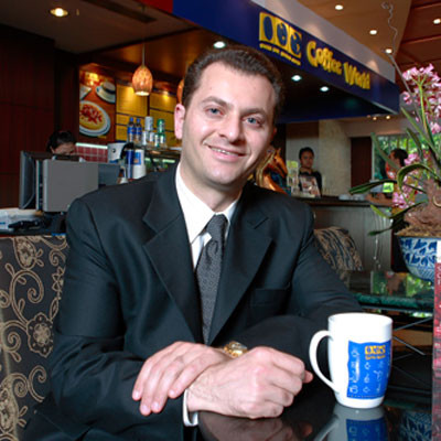 9. Fred Mouawad, 47 tuổi, tài sản 1,1 tỷ USD: Fred Mouawad là một trong 3 người đồng giám hộ của công ty kinh doanh đồ trang sức Mouawad tại trụ sở tại Geneva (Thụy Sĩ). Mouawad là một trong những thành viên gia đình đang điều hành công ty kinh doanh đồ trang sức được thành lập từ những năm 1890. Ông là người đứng đầu bộ phận kim cương của công ty.