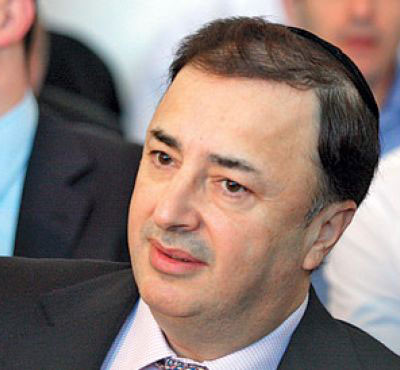 7. Lev Leviev, 60 tuổi, tài sản 1,4 tỷ USD: Ông trùm kim cương Israel gốc Uzbekistan này kinh doanh và khai thác mỏ kim cương ở Nga và các nước châu Phi, nơi có những mỏ kim cương lớn nhất thế giới. Leviev còn được mệnh danh là "vua kim cương”. Ngoài việc sở hữu các cửa hàng đồ trang sức cao cấp tại các thành phố trên thế giới như London, Leviev cũng là chủ tịch của tập đoàn đầu tư Châu Phi Israel (AFI), chú trọng vào các ngành công nghiệp như bất động sản, xây dựng, du lịch.