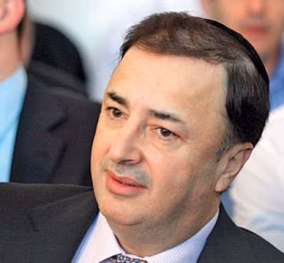 7. Lev Leviev, 60 tuổi, tài sản 1,4 tỷ USD: Ông trùm kim cương Israel gốc Uzbekistan này kinh doanh và khai thác mỏ kim cương ở Nga và các nước châu Phi, nơi có những mỏ kim cương lớn nhất thế giới. Leviev còn được mệnh danh là "vua kim cương”. Ngoài việc sở hữu các cửa hàng đồ trang sức cao cấp tại các thành phố trên thế giới như London, Leviev cũng là chủ tịch của tập đoàn đầu tư Châu Phi Israel (AFI), chú trọng vào các ngành công nghiệp như bất động sản, xây dựng, du lịch.