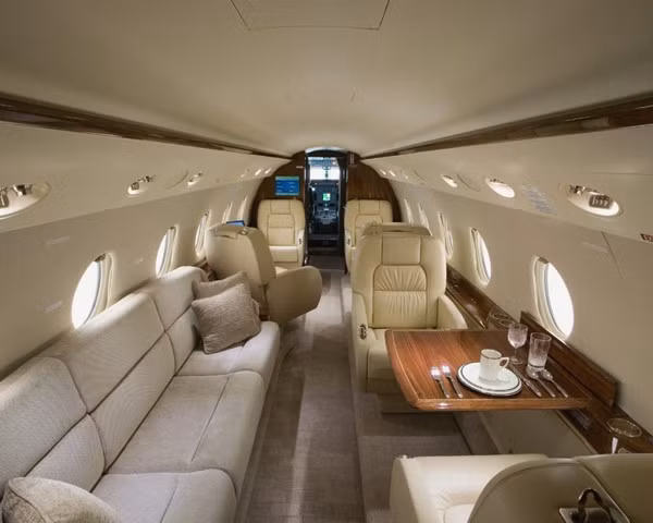 Máy bay hạng thương gia Gulfstream G200 có thể chuyên chở từ 8 đến 10 hành khách.