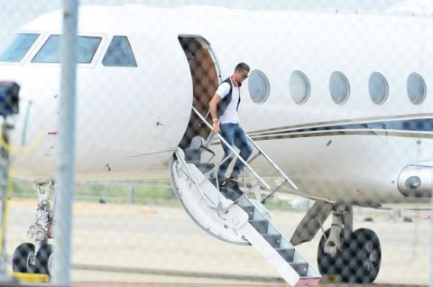 Việc thuê máy bay trong mỗi lần đi lại khá bất tiện với Ronaldo. Bởi thế, anh quyết chi tiền tậu cho mình chuyên cơ riêng.