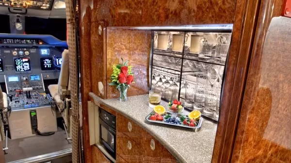 Trên máy bay có phòng tắm riêng dành cho phi hành đoàn và hành khách, tủ quần áo, internet, điện thoại, fax, lò vi sóng, lò nướng điện, tủ lạnh và hệ thống giải trí hiện đại.