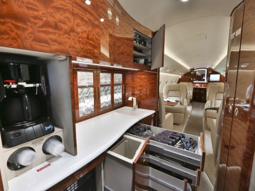 Sở dĩ Ronaldo bỏ tiền mua chuyên cơ riêng vì nhu cầu đi lại trên khắp thế giới của anh ngày càng cao. Ngoài những trận đấu cùng Real, Ronaldo còn phát triển thương hiệu thời trang riêng, tham gia đóng phim và nhận lời đóng quảng cáo của nhiều nhãn hàng trên toàn cầu.