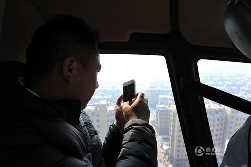 Người khác thì bình luận: "Các hãng địa ốc chẳng từ biện pháp nào để bán được căn hộ. Ở trên cao thế thì có nhìn được bên trong không? Có cần thiết phải lên trên đấy để ngắm không? Cẩn thận đấy! Nhà có khi chưa bán được mà máy bay lại rơi mất rồi".