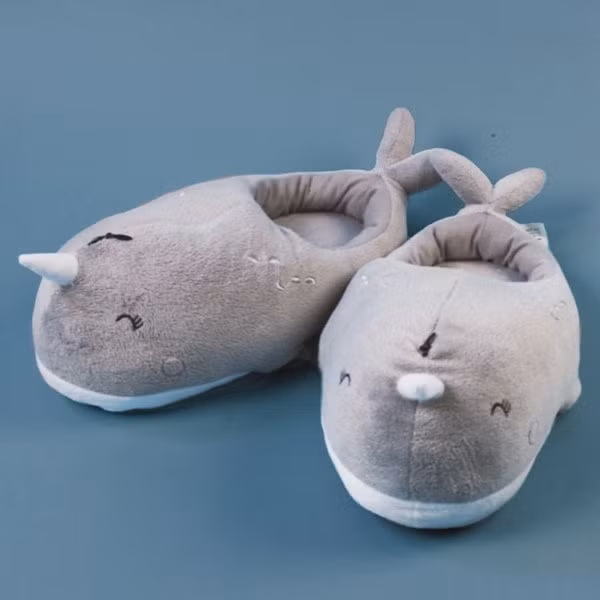 Đôi dép đi trong nhà hình con cá dễ thương là món quà Noel ngộ nghĩnh cho các bạn gái.