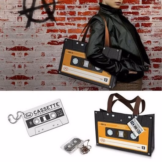 Chiếc túi xách hình đài cassette là món quà độc đáo cho các bạn nữ.