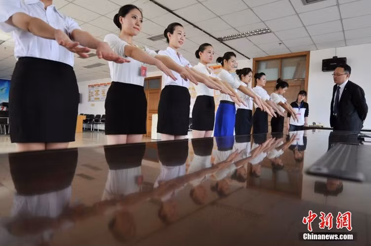 Các ứng viên đang giơ tay ra để một nhà tuyển dụng kiểm tra.