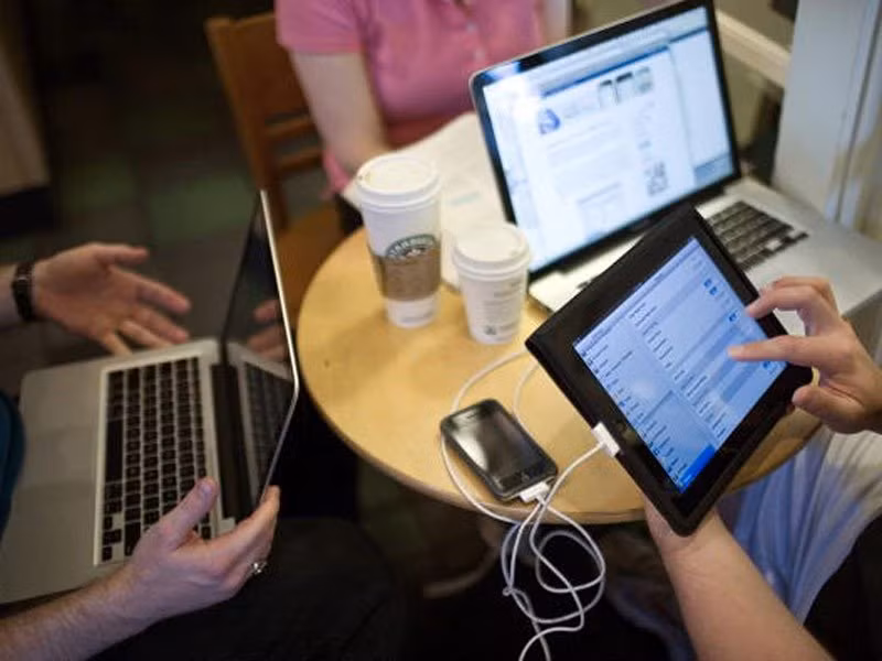 Tham gia các chương trình tri ân khách hàng: Du khách cũng có thể tiết kiệm trong kỳ nghỉ bằng cách ghi danh vào các chương trình tri ân khách hàng thân thiết của khách sạnđể nhận được các ưu đãi về giá phòng và dịch vụ.